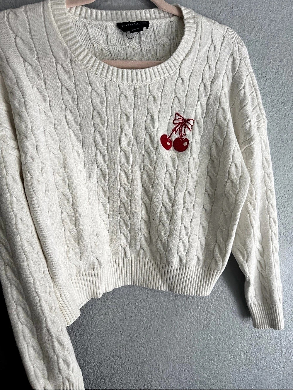 Garden B. Cable Knit Cherry Sweater Size Medium Like New